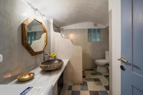 a bathroom with a sink and a mirror at Casa Vedema in Trifilliánika