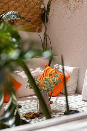 a vase with flowers on a table in a room at Charm and Calm - Superbe appartement de luxe - Dahomy Beach - Bahia Beach in Bouznika