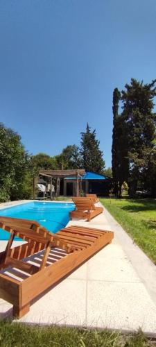 a group of deck chairs and a swimming pool at Quinta RASPANDO in La Reja