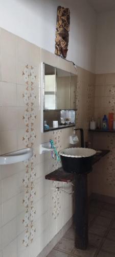 a bathroom with a sink and a mirror at Quinta RASPANDO in La Reja