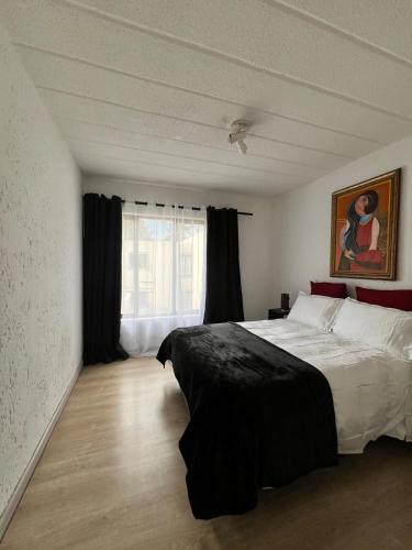 Ένα ή περισσότερα κρεβάτια σε δωμάτιο στο Serene, Bryanston and free pizza