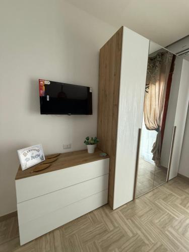 un salon avec une télévision à écran plat sur un mur dans l'établissement Home Capri, à Torre del Greco