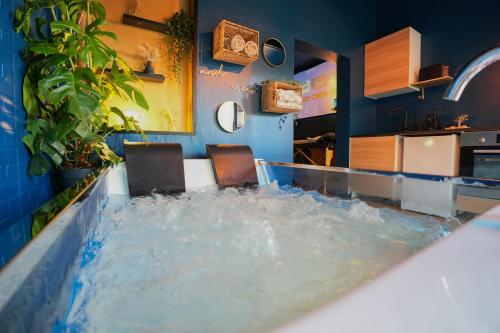 Η κουζίνα ή μικρή κουζίνα στο L'instant Suspendu-Studio Jacuzzi Terrasse Plages