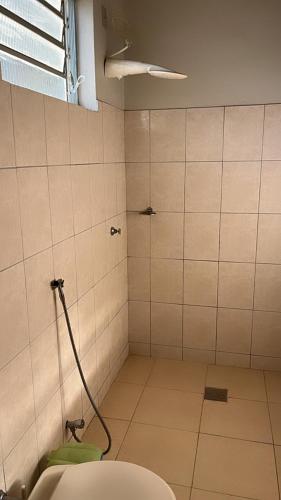a bathroom with a shower with a toilet at Rancho skalla Capitólio in Capitólio