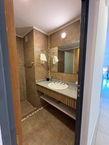 a bathroom with a sink and a shower at suite urquiza in Paraná