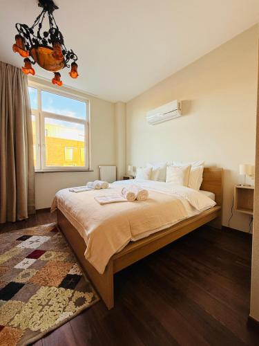 阿尔泽特河畔埃施Auberge Gourmande的一间带大床的卧室，带窗户