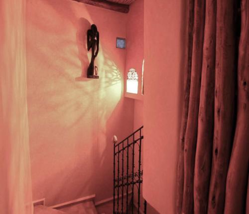 a room with a staircase with a statue on the wall at Dar Rio Oro in Dakhla