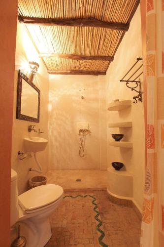 a bathroom with a toilet and a sink at Dar Rio Oro in Dakhla