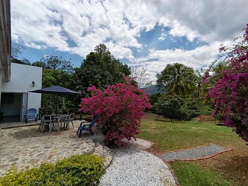 Κήπος έξω από το Finca Bella Luna