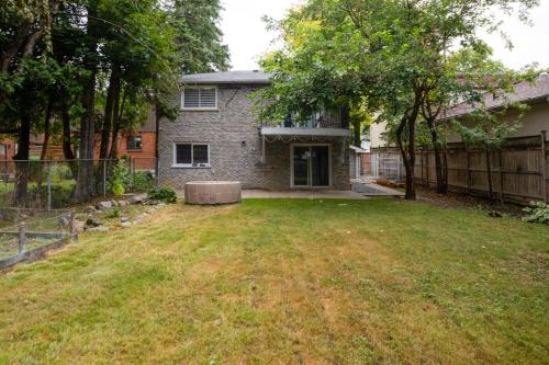 a yard in front of a house with a fence at Furnished Family Home near Toronto - Great Location Game Room - Backyard - Parking & Self Checkin in Pickering