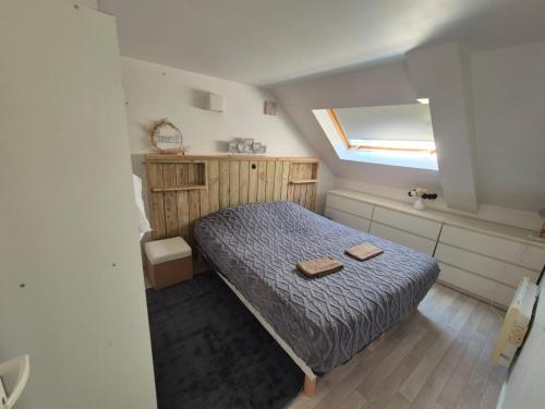 a bedroom with a bed with two baskets on it at L'Écrin Urbain - Centre St Brieuc in Saint-Brieuc
