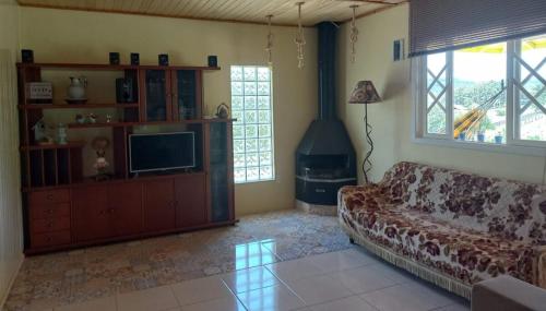 Телевизор и/или развлекательный центр в Sítio Vô Quirino