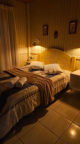 a bedroom with a large bed in a room at Sítio Vô Quirino in Alfredo Wagner