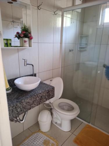 a bathroom with a toilet and a sink and a shower at Sítio Vô Quirino in Alfredo Wagner