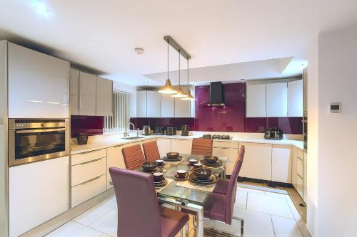 Köök või kööginurk majutusasutuses Modern and Spacious House for a Comfortable Stay