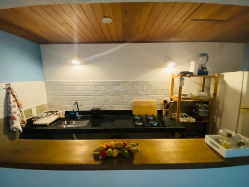 Køkken eller tekøkken på Flat Yemanjá beira-mar, 4 pessoas, quarto e sala, piscina