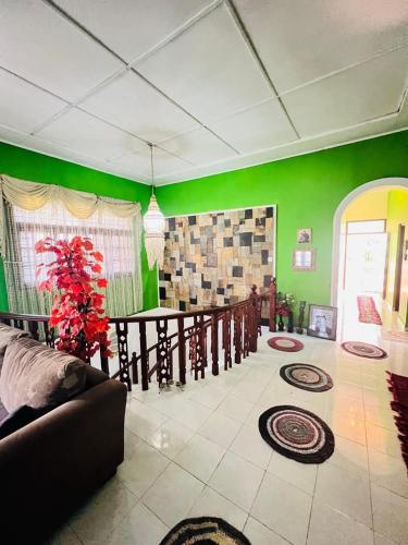 - un salon avec des murs verts et une table dans l'établissement A Home Away B&B, à Kiribatkumbura