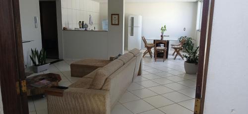 un soggiorno con un divano e un tavolo di Hospedaria Em Lagoa - Apto 102 - Residencial Cota a Lagoa da Prata