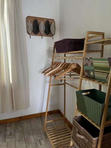 una stanza con diversi scaffali di legno e un muro di CasaSur-37Robles-2 a Villa La Angostura