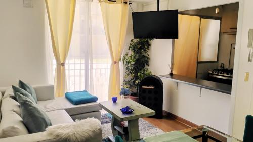 a living room with a couch and a table at Departamento 4 personas, sector Peñuelas in La Serena