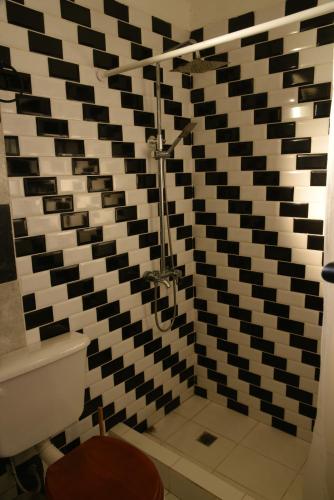a bathroom with a black and white checkered wall at La casita vieja in Perito Moreno