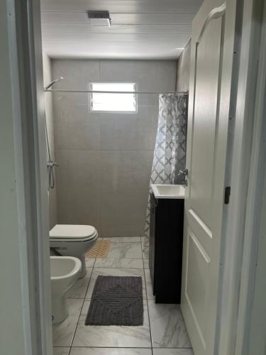 Bilik mandi di Departamentos Carla Regina