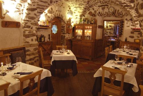 un restaurante con dos mesas con manteles blancos en Residenza La Corte Dei Toldi, en Terzolas