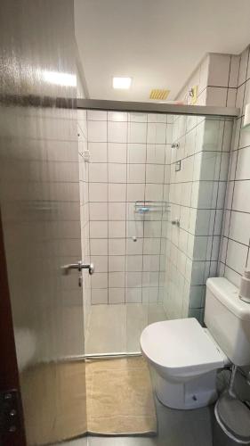 un bagno con wc e doccia in vetro di Studio 360 MontBlanc a Brasilia