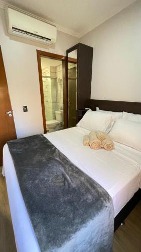 una camera da letto con un letto con due asciugamani sopra di Studio 360 MontBlanc a Brasilia