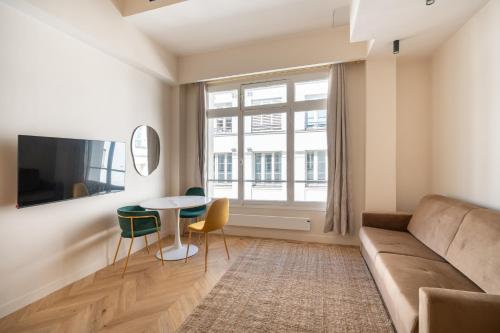 Chic Duplex for 4 in Vibrant Bastille