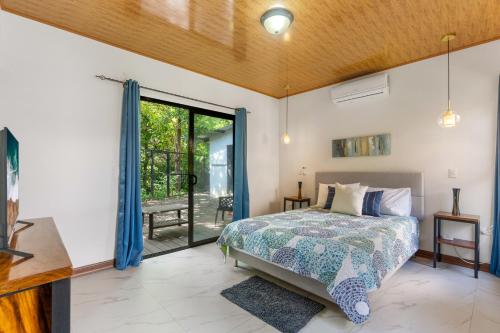 Ένα ή περισσότερα κρεβάτια σε δωμάτιο στο Tropical Oasis with Casita — Minutes to Tamarindo