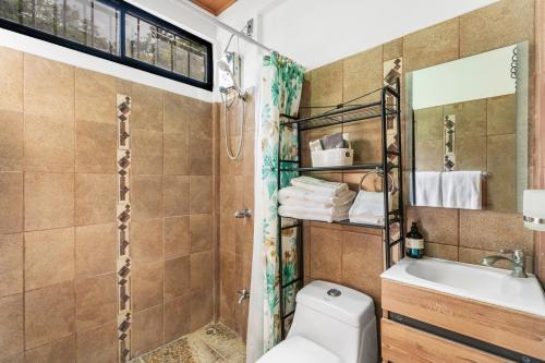 Ένα μπάνιο στο Tropical Oasis with Casita — Minutes to Tamarindo