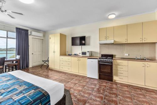 Η κουζίνα ή μικρή κουζίνα στο Comfort Inn Robe