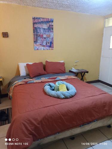 a bed with a blue ring on top of it at Apartamento Luna Bella in Chitay