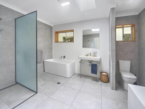 une salle de bain avec une baignoire, des toilettes et un lavabo dans l'établissement Callala Bay & Beach House - Pet Friendly with Fireplace, à Callala Bay