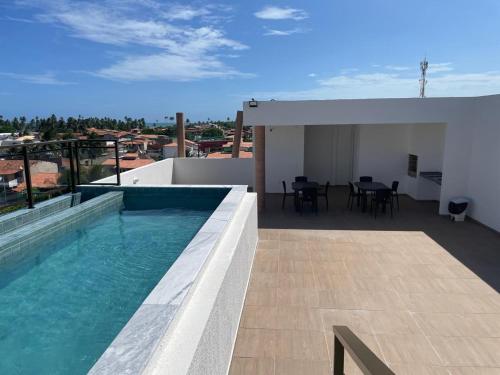 a swimming pool on the roof of a house at Apartamento na Praia do Francês in Praia do Frances