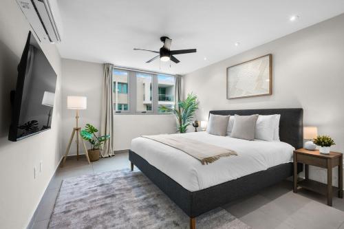 Ένα ή περισσότερα κρεβάτια σε δωμάτιο στο BrandNew Isla Verde Condo Near Beach, Airport-Pool - Solemare II