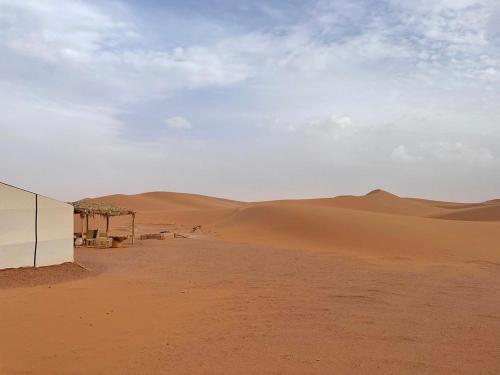 een gebouw midden in de woestijn bij Epic Erg Chigaga Desert Camp in El Gouera