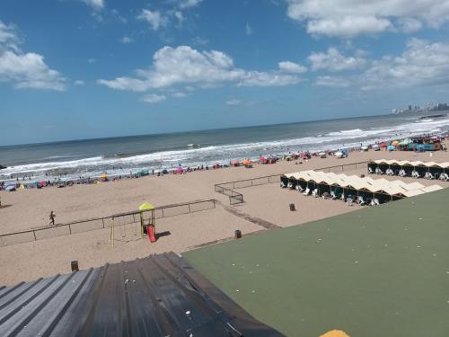 Blick auf einen Strand mit vielen Menschen in der Unterkunft Casa a 7 cuadras de la playa in Mar del Plata