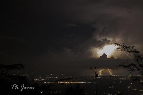 a storm cloud with the sun shining through at Mirador Ecohotel Barlovento in Palmira