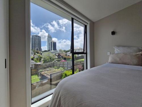 Ένα ή περισσότερα κρεβάτια σε δωμάτιο στο Takapuna Apartment