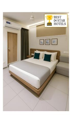 Postel nebo postele na pokoji v ubytování KANT by GoHotels - Near Shree Dwarkadhish Temple