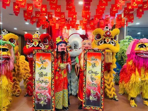 a group of people dressed in chinese costumes holding signs at Khách Sạn Hùng Vương Quảng Ngãi in Quang Ngai