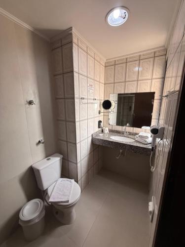 Bilik mandi di Hotel Ze Maria Cambui