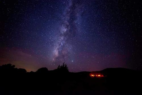 a starry night with the milky way in the sky at Bluebird Hill and Star Suite home in Rio Frio