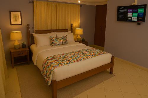 Кровать или кровати в номере Riverside Spacious Getaway