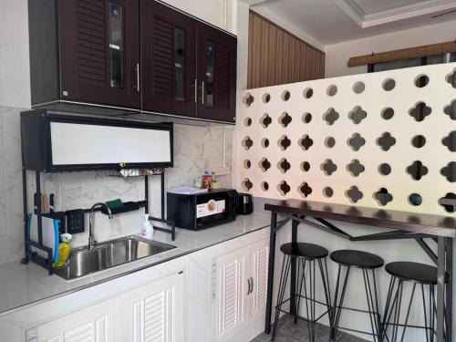 Η κουζίνα ή μικρή κουζίνα στο Chanthonghomestay