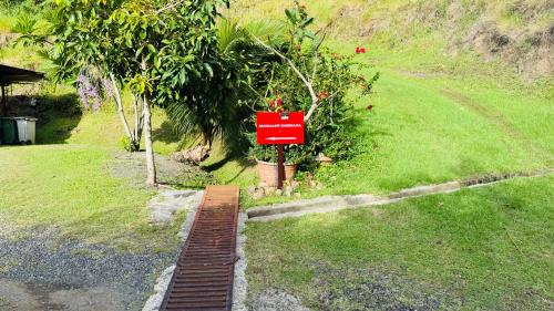 Jardín al aire libre en MOOREA Bungalow Kohimana avec vue lagon