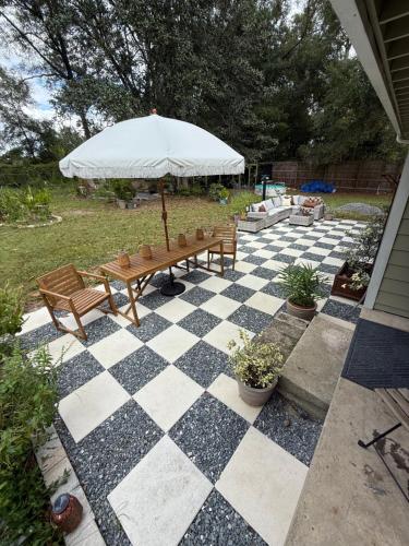 Κήπος έξω από το Cozy Guest house near FSU Trails and the airport