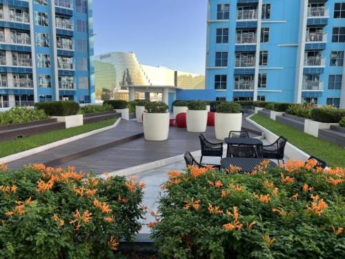 un patio in un edificio con panchine e piante di Luxury Penthouse & High-Floor Hotel near City of Dreams, Airport, Okada, and Solaire Casino a Manila